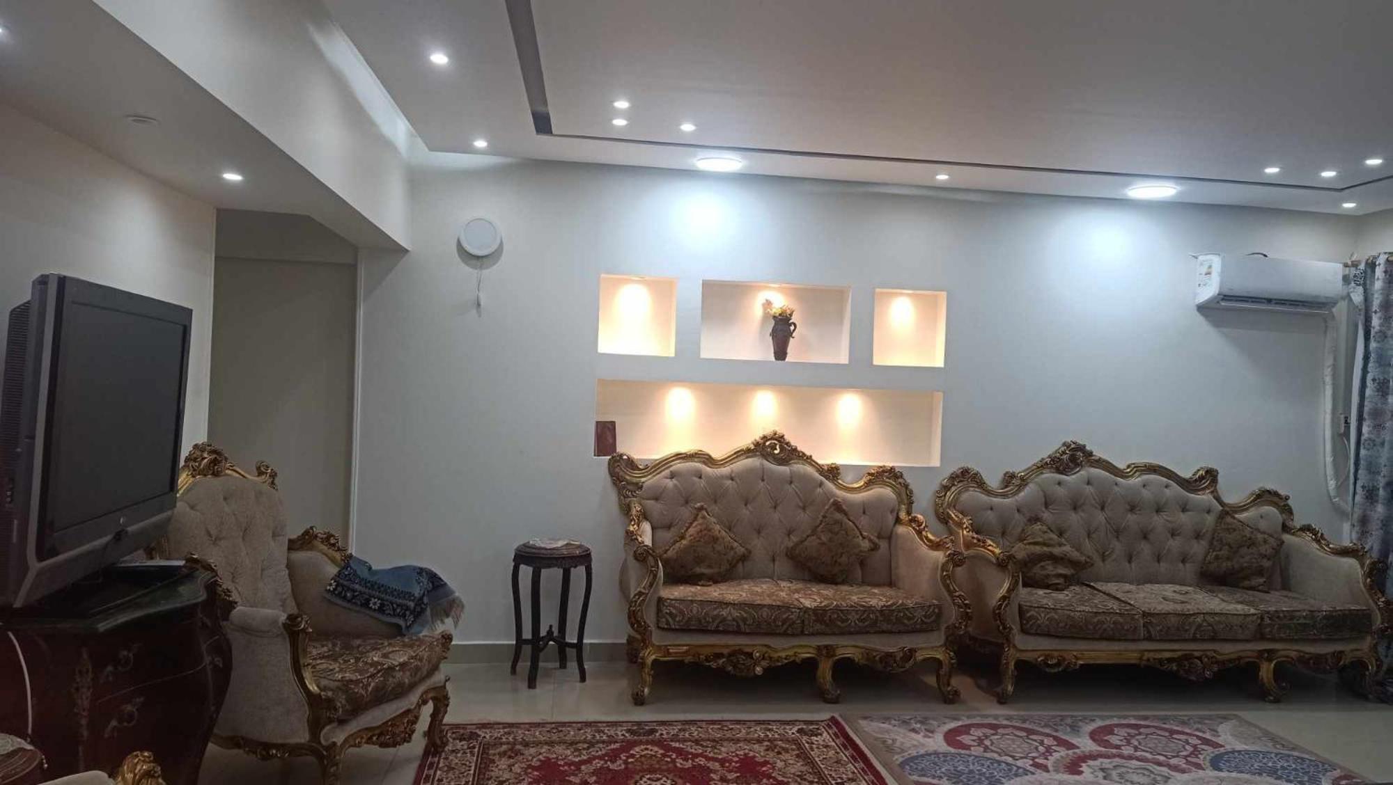 بميامي دور أول علي البحر بجوار جملة ماركت Apartment *